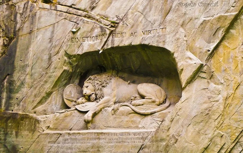 Patung Singa yang menggambarkan keberanian dan kegigihan para tentara Swiss membela istana