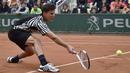 Petenis Australia, Dominic Thiem, beraksi dengan kostum bertema zebra saat berlaga pada Prancis Terbuka 2016 di Roland Garros, Paris, (24/5/2016). (AFP/Eric Feferberg)