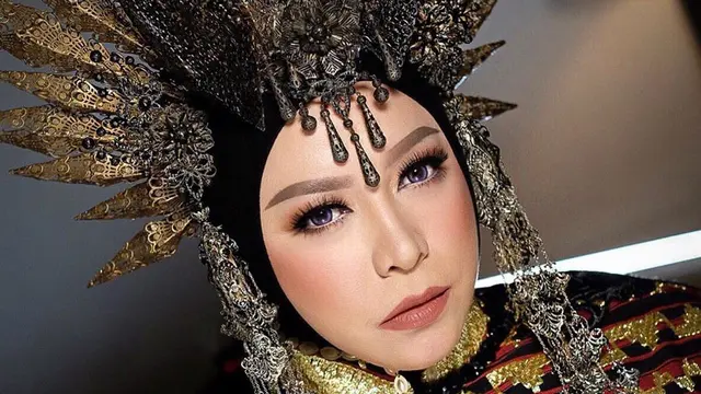 6 Gaya Melly Goeslaw dengan Aksesoris Kepala yang Nyentrik