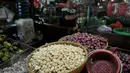 Salah satu pedagang sembako di Pasar Senen, Jakarta, Sabtu (30/5/2015). Menjelang bulan Ramadhan, harga kebutuhan pokok mulai merangkak naik. (Liputan6.com/Johan Tallo)