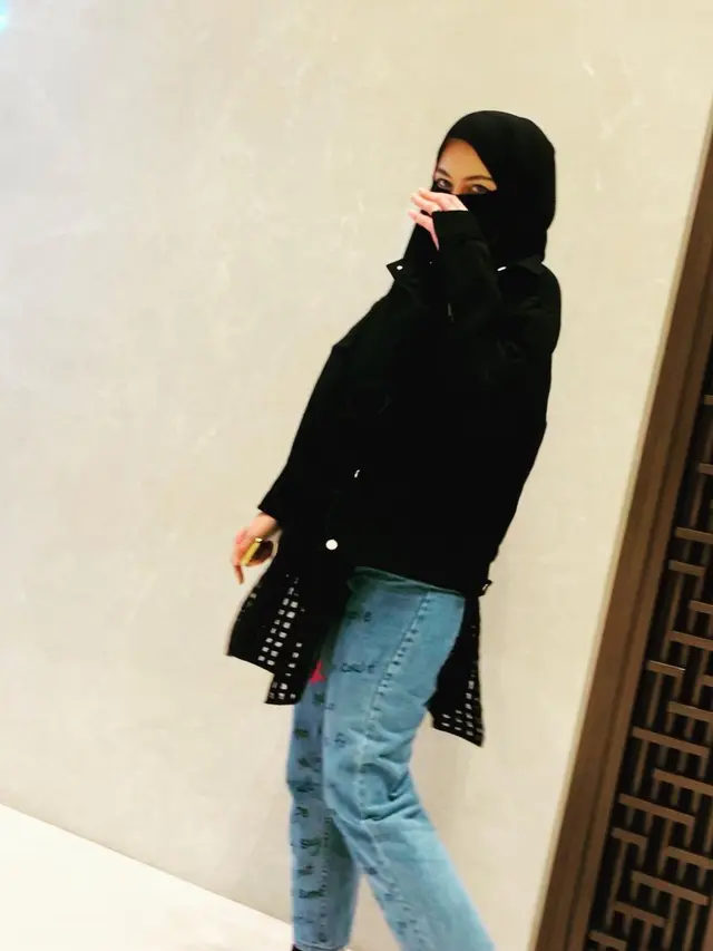 6 Potret Gaya Ratu Rizky Nabila Bercadar, Dicibir Masih Pakai Celana Jeans