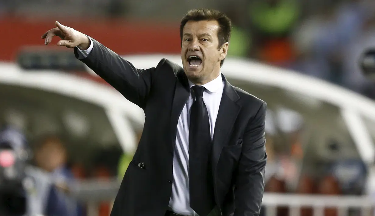 Pelatih Brazil Dunga terlihat berteriak pada laga Pra-Piala Dunia 2018 zona CONMEBOL di Stadion Monumental Antonio Verspucio Liberti,Buenos Aires, Argentina, Sabtu (14/11/2015) WIB. Argentina dan Brasil bermain imbang 1-1. (REUTERS/Enrique Marcarian)