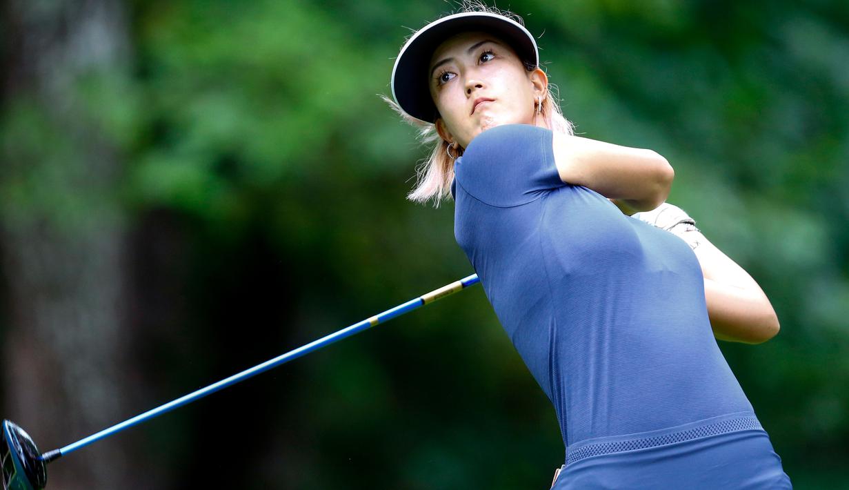 Michelle Wie dari Amerika Serikat melakukan tee off pada hole ke 11 selama putaran pertama turnamen golf wanita AS Terbuka di Shoal Creek, Ala (31/5). Michelle Wie merupakan pegolf profesional AS keturunan Korea. (AP Photo / Butch Dill)