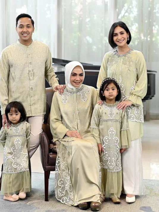 <p>Brand fashion modest, Geulis merilis koleksi sarimbit. Kali ini nuansa hijau menjadi warna yang dipilih oleh keluarga Caca Tengker. [Foto: Instagram/ Geulis.id]</p>