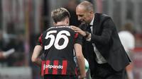 Pelatih AC Milan, Massimiliano Allegri, memberikan instruksi kepada Alexis Saelemaekers saat laga Serie A melawan Cremonese di Stadion San Siro, Milan, Italia, Sabtu, 23 Agustus 2025. (AP Photo/Luca Bruno)