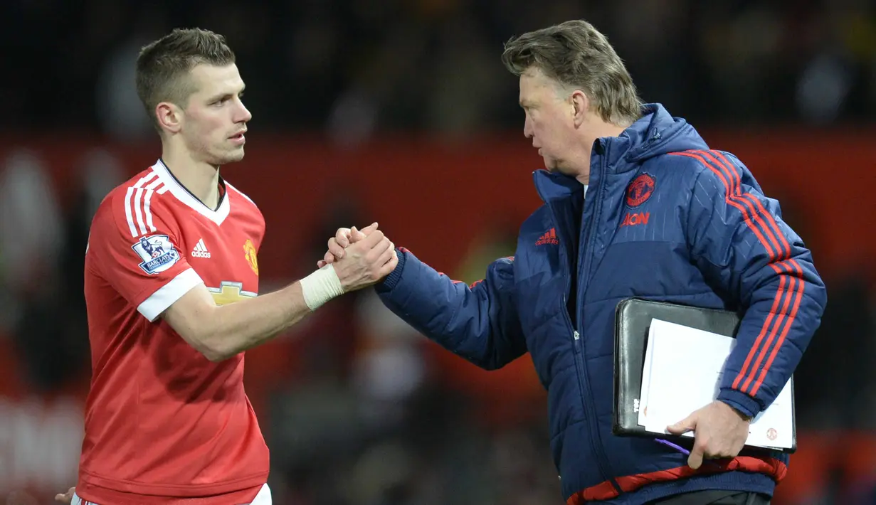 Louis van Gaal bersalaman dengan gelandang muda Manchester United, Morgan Schneiderlin usai laga Liga Inggris melawan Watford di Old Trafford, Manchester, (2/3/2016). AFP/Oli Scarff)