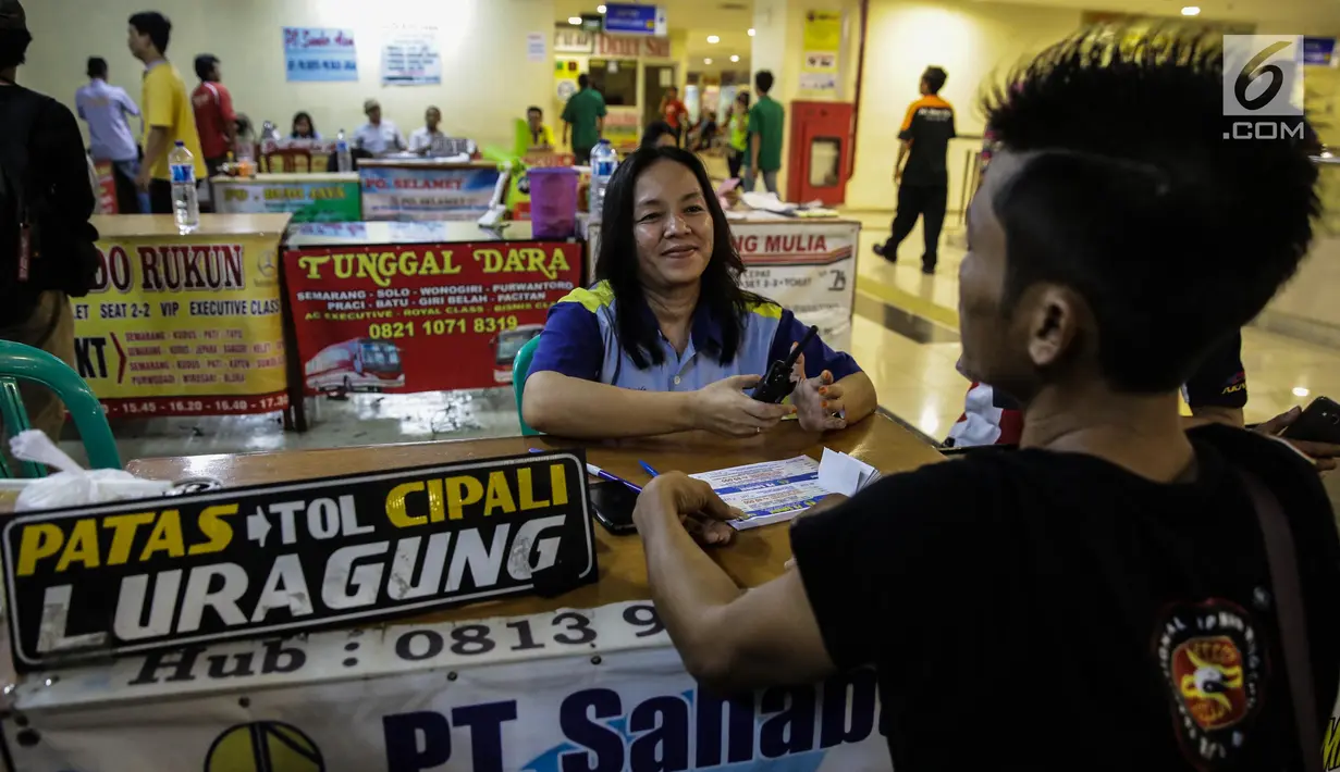 Transaksi pembelian tiket bus antar provinsi di Terminal Pulo Gebang, Jakarta, Kamis (8/6). Penjual mengeluhkan sepinya pembelian tiket bus di Pulo Gebang karena masih banyaknya terminal bayangan yang beroperasi. (Liputan6.com/Faizal Fanani)