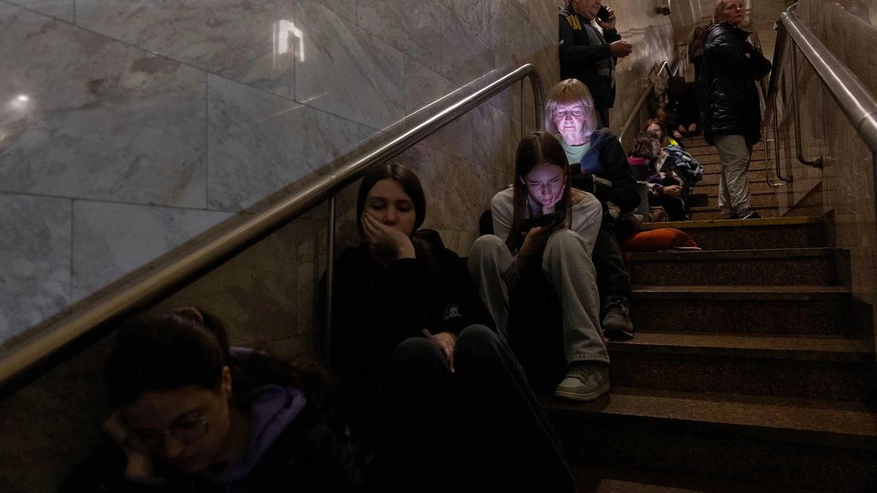 FOTO: Warga Kyiv Berlindung di Stasiun Metro Saat Alarm Serangan Udara Rusia Berbunyi