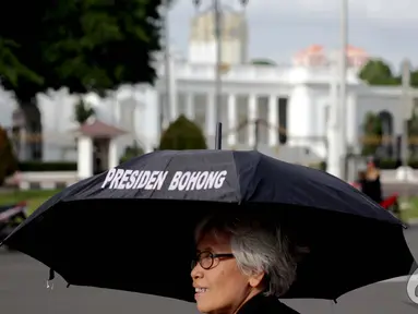Ibu korban tragedi Mei 1998, Sumarsih, mengikuti aksi Kamisan di depan Istana Merdeka, Jakarta, Kamis (8/1/2015). (Liputan6.com/Faizal Fanani) 