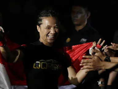 Petarung Indonesia, Priscilla Lumban Gaol, bersiap menghadapi petarung Filipina, Angelie Sabanal, pada laga One Championship di Istora Senayan, Jakarta, Sabtu (17/11). Priscilla meraih kemenangan angka di kelas atomweight. (Bola.com/Yoppy Renato)