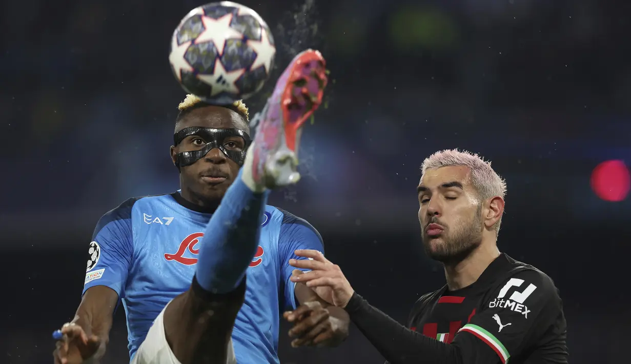 Striker Napoli, Victor Osimhen (kiri) mengontrol bola saat menghadapi AC Milan pada laga leg kedua perempatfinal Liga Champions 2022/2023 di Diego Armando Maradona Stadium, Naples (18/4/2023). Victor Osimhen menjadi salah satu sosok di balik penampilan impresif Napoli musim ini. Hingga kini telah 26 gol dan 5 assist dicetaknya di semua ajang dan berpeluang membawa Napoli menjuarai Serie A musim ini. Terikat kontrak hingga 2025, ia dibanderol 150 juta euro bagi klub peminat. (LaPresse Via AP Photo/Alessandro Garofalo)