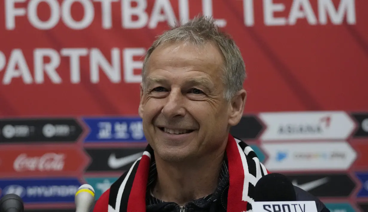 Pelatih Timnas Korea Selatan yang baru, Jurgen Klinsmann berbicara saat konferensi pers di Bandara Internasional Incheon di Incheron, Korea Selatan, Rabu, 8 Maret 2023. Klinsmann pernah melatih mantan klubnya, Bayern Munchen, sebelum mengambil alih posisi pelatih kepala timnas Amerika Serikat dari 2011 hingga 2016.(AP Photo/Ahn Young-Joon)