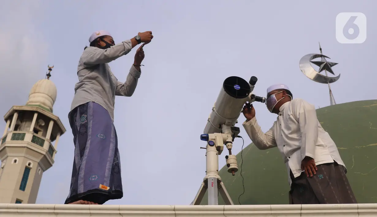 Pengurus Masjid Al Musyariin melakukan pemantauan hilal awal Ramadan 1441 Hijriah di Kampung Basmol, Jakarta Barat, Kamis (23/4/2020). Pemantau tersebut untuk menentukan masuknya bulan Ramdan 1441 Hijriah. (Liputan6.com/Angga Yuniar)