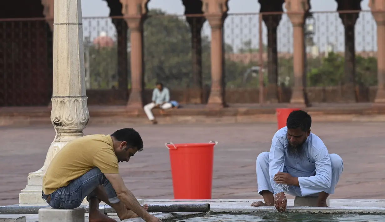Umat Muslim berkumpul di masjid Jama Masjid sebelum berbuka puasa pada hari pertama bulan suci Ramadhan, di New Delhi (14/4/2021). Masjid Jama ini selesai pada tahun 1656 M dan merupakan yang terbesar dan terkenal di India. (AFP/Prakash Singh)