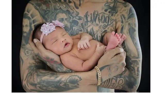 Baby Z terlihat tertidur pulas di gendongan sang ayah, menggemaskan.
