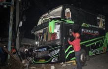 FOTO: Kondisi Bus Rombongan Siswa SMK Lingga Kencana Depok yang Terguling di Ciater, Sisi Kanan Ringsek Parah
