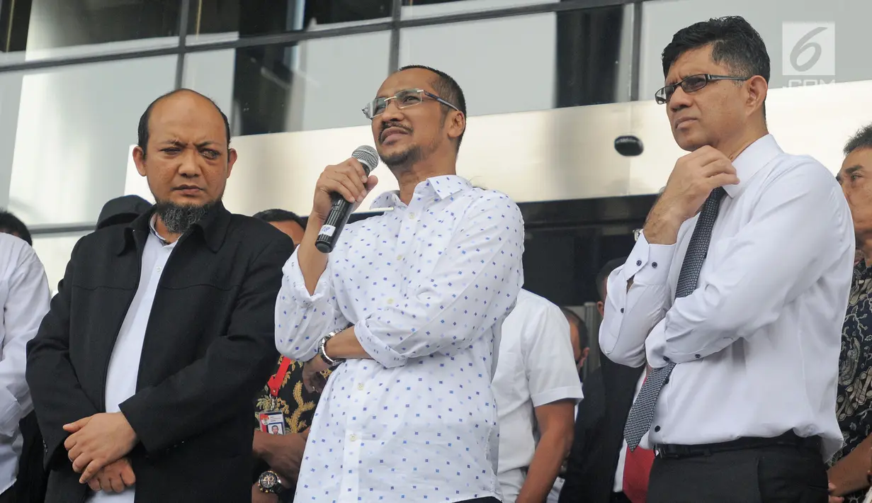 Mantan Ketua KPK Abraham Samad (tengah) memberi keterangan saat menyambut kedatangan penyidik senior KPK Novel Baswedan di Gedung KPK, Jakarta, Kamis (22/2). (Liputan6.com/Herman Zakharia)
