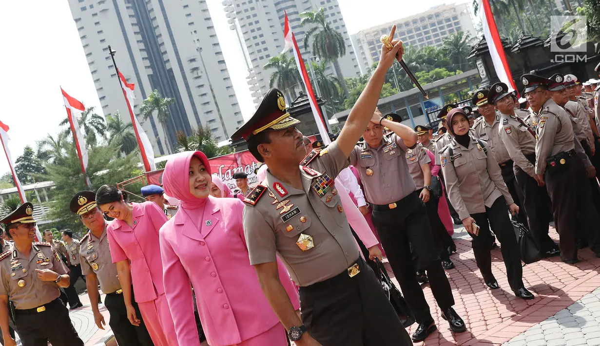 Kapolda Metro Jaya Irjen Idham Azis melambaikan tangan saat acara pisah sambut di Polda Metro Jaya  Jakarta, Rabu (26/7). Idham Azis resmi menjabat sebagai Kapolda Metro Jaya menggantikan M. Iriawan. (Liputan6.com/Immanuel Antonius)