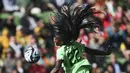 Pemain Nigeria, Michelle Alozie menyundul bola pada laga Grup B Piala Dunia Wanita 2023 melawan Kanada di Melbourne, Australia, 21 Juli 2023. (AP Photo/Hamish Blair)