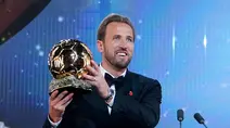Senyum Harry Kane Usai Genggam Trofi Ballon d’Or 2026