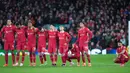 Pemain Liverpool tampak lesu setelah para algojo penaltinya gagal menjebol gawang PSG dalam laga leg kedua 16 besar Liga Champions 2024/2025 yang digelar di Anfield, Rabu (12/3/2025) dini hari WIB. (AP Photo/Dave Thompson)