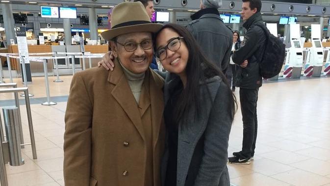 Potret Farrah Azizah Bareng Sang Kakek BJ Habibie (sumber: instagram/@farrahhab)