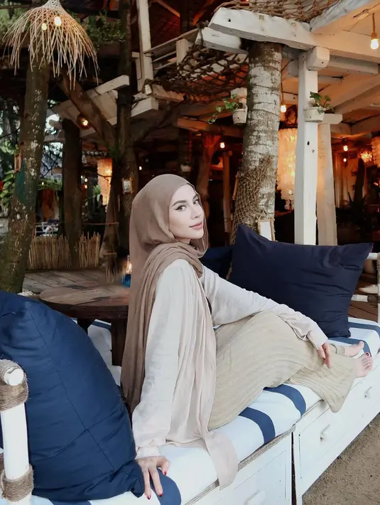 Aghnia tampak cantik memukau dengan inner hitam yang ditumpuknya dengan kemeja cokelat muda, dipadukan mengenakan celana panjang dan hijab cokelat yang senada. [Foto: Instagram/emyaghnia]
