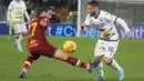 Gelandang AS Roma Sergio Oliveira berebut bola dengan penyerang Hellas Verona Gianluca Caprari pada pekan ke-26 Liga Italia di Olimpico, Minggu (20/2/2022) dini hari WIB. AS Roma ditahan imbang Verona dengan skor 2-2. (AP Photo/Gregorio Borgia)