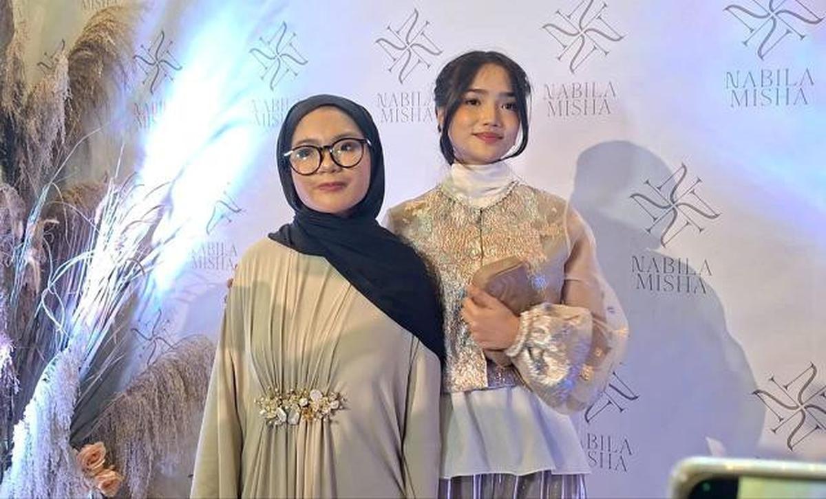 Fuji Tampil Anggun di Private Viewing Koleksi Busana Nabila Misha, Kagumi Karya Desainer Belia