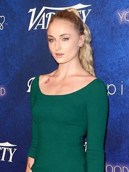 Selain itu, menurutnya Sophie memiliki perbedaan dengan wanita pada umumnya. Tidak menyebutkan apa perbedaannya, namun sudah tampak bahwa Joe memang menyukai Sophie. (Instagram/sophiet)