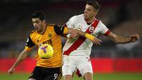 Striker Wolverhampton Wanderers, Raul Jimenez, berebut bola dengan bek Southampton, Jan Bednarek, pada laga lanjutan Liga Inggris di Molineux Stadium, Selasa (24/11/2020) dini hari WIB. Wolverhampton imbang 1-1 menghadapi Southampton. (AFP/Andrew Boyers/pool)