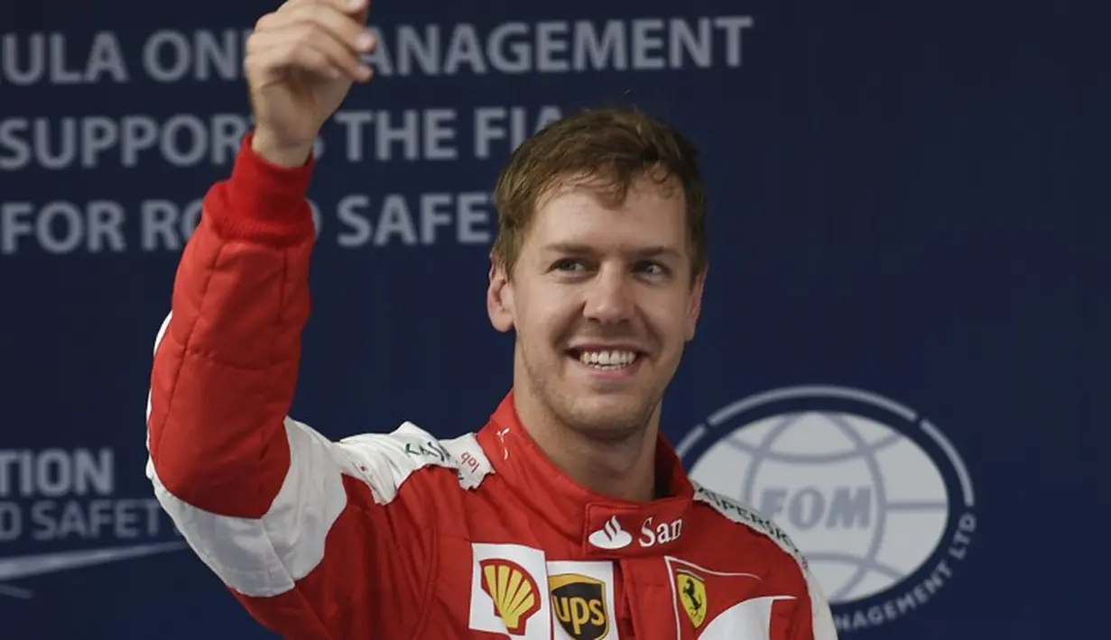 Sebastian Vettel harus puas mengawali lomba di GP China dari tempat ketiga. Jagoan tim Ferrari itu tertinggal 0,905 detik dari Hamilton (FRED DUFOUR/AFP)