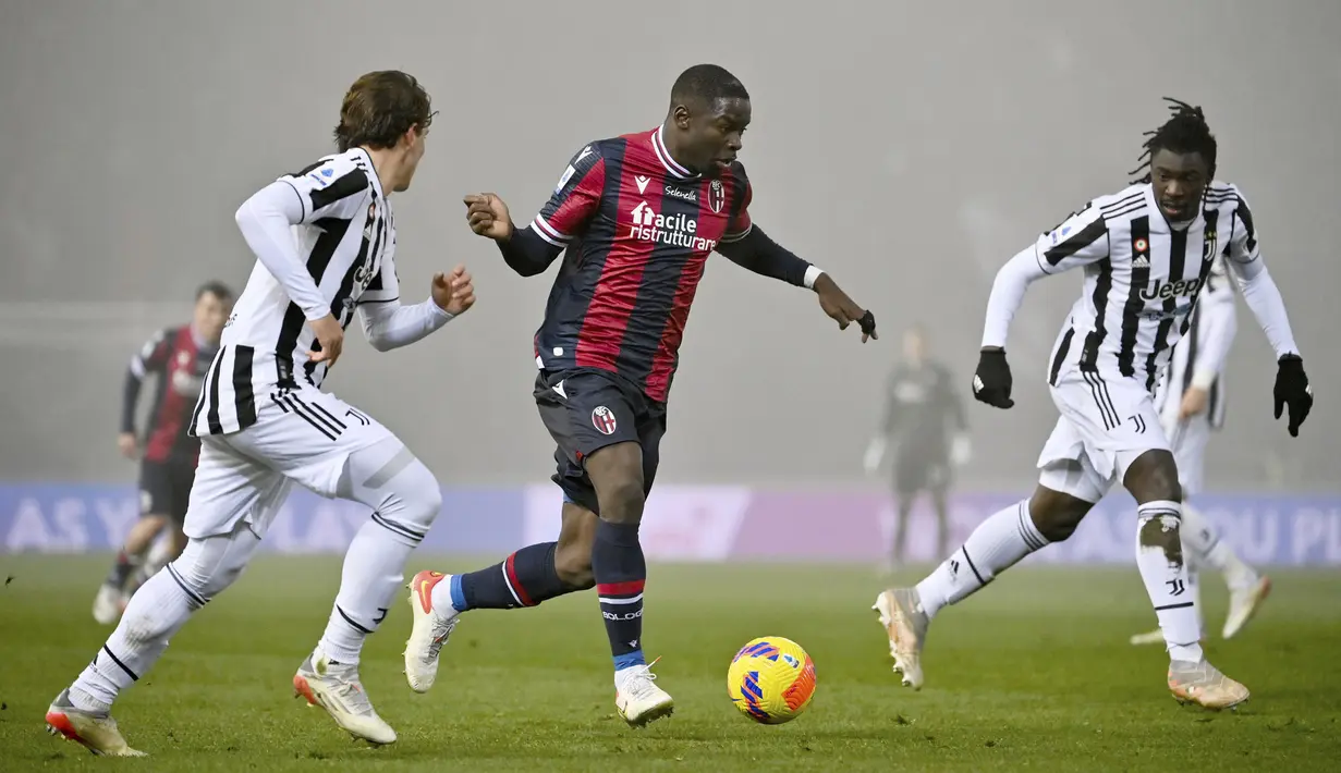 Bologna berusaha meningkatkan intensitas permainan untuk menyamakan kedudukan. Sayangnya, hingga wasit meniup peluit turun minum, skor masih menunjukkan 0-1. (LaPresse via AP/Massimo Paolone)