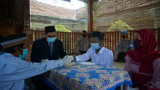 Sejoli di Purbalingga menikah di Musala Markas Polres Purbalingga. (Foto: Liputan6.com/Polres Purbalingga)