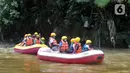 Anak-anak menggunakan masker saat rafting di kawasan Bendungan Katulampa, Bogor, Jawa Barat, Kamis (29/10/2020). Kegiatan yang diadakan oleh Hiking Bocah pada setiap akhir pekan atau libur panjang ini dalam rangka mengenalkan anak kepada alam. (merdeka.com/Arie Basuki)