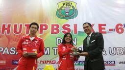 Ketua Umum PBSI, Gita Wirjawan (kanan), menyerahkan potongan tumpeng kepada Hendra Setiawan (kiri) dan Gregoria Mariska dalam perayaan HUT PBSI ke-65 di Pelatnas Bulutangkis PBSI, Cipayung, Jakarta, (9/5/2016). (Bola.com/Arief Bagus)