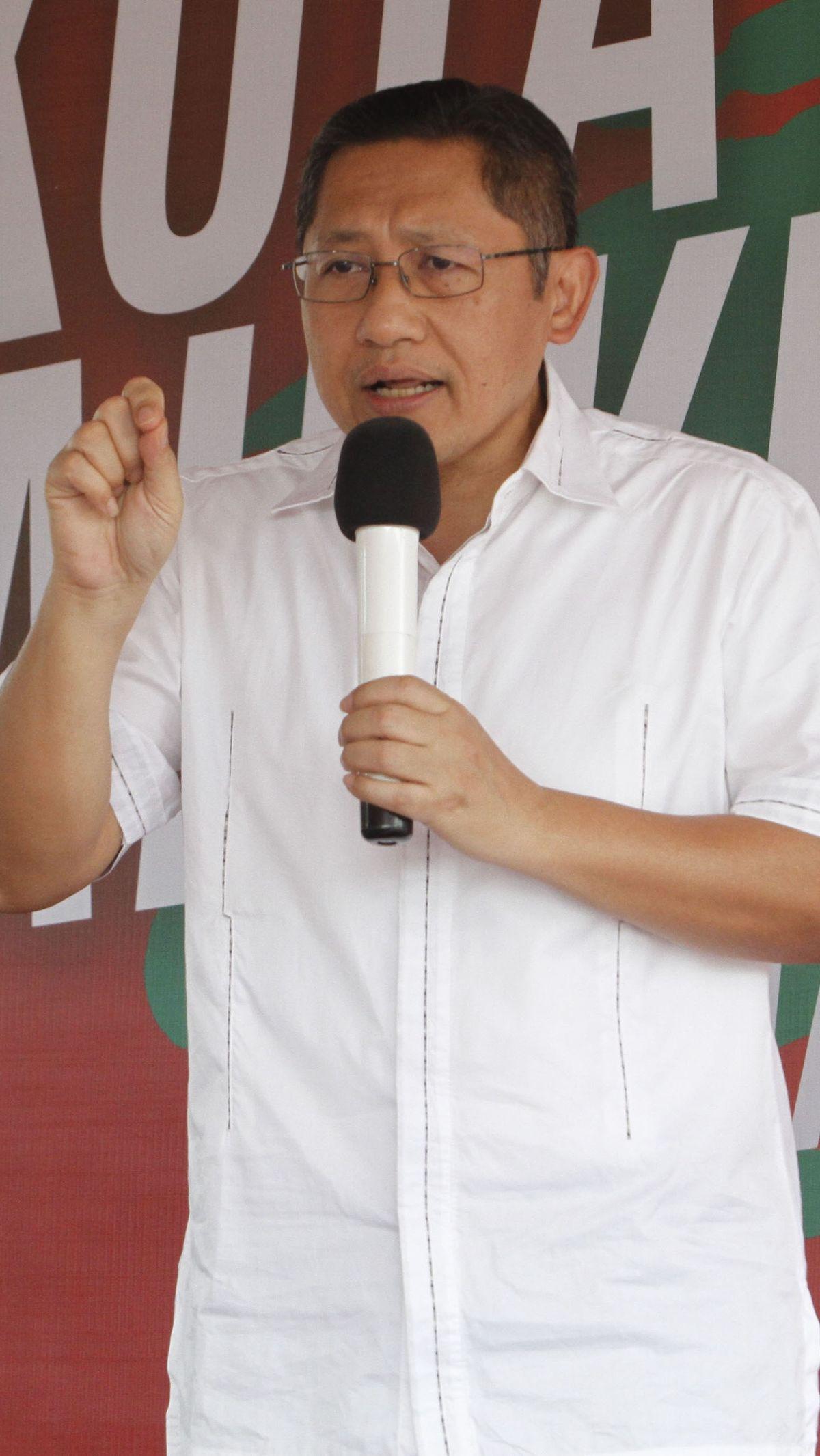 "Ya makanya itu, harapannya adalah gantungkan harapanmu di atas langit, di bawah langit ada Monas," ujar Anas.