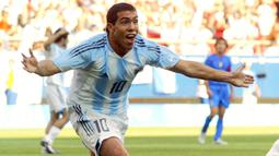 Medali Emas Timnas Argentina pada Olimpiade Athena 2004 tak lepas dari peran striker mereka, Carlos Tevez. Tak hanya itu, dirinya juga tercatat menjadi pencetak gol terbanyak di edisi Olimpiade tersebut dengan jumlah delapan gol. (Foto: AFP/Jacques Demarthon)