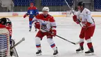Presiden Rusia Vladimir Putin (kiri) dan Presiden Belarus Alexander Lukashenko (kanan) ikut serta dalam pertandingan hoki es di Shayba Arena, Resor Laut Hitam Sochi, Rusia, (15/2). (Sergei Chirikov / Pool / AFP)