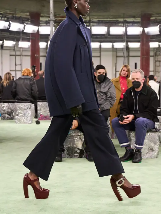 Bukan hanya denim, Blazy juga memamerkan oversized boyfriend shirts, Crombie coats, fringe-filled circle dress dan setelan striped untuk pria dan wanita. (Dok/Bottega Veneta).