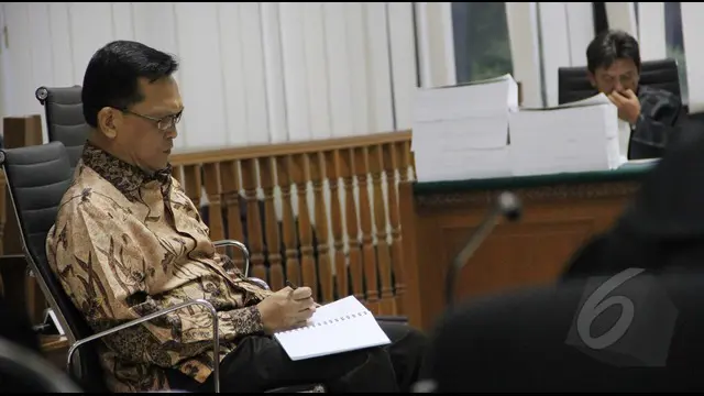 Mantan Wakil Kepala Korps Lalu Lintas (Korlantas) Polri Brigadir Jenderal Pol Didik Purnomo menangis saat membacakan pleidoi atau pembelaan atas tuntutan jaksa penuntut umum (JPU).