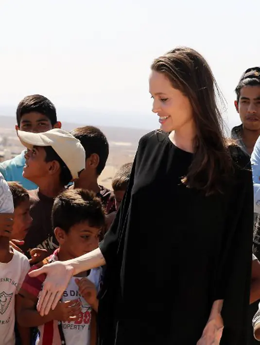 Selain itu Jolie menceritakan kegiatannya sehari-hari pasca berpisah dari Pitt. Ia lebih memerhatikan aktivitas di rumahnya dan kegiatan yang dilakukan anak-anaknya di pagi hari. (AFP/Bintang.com)