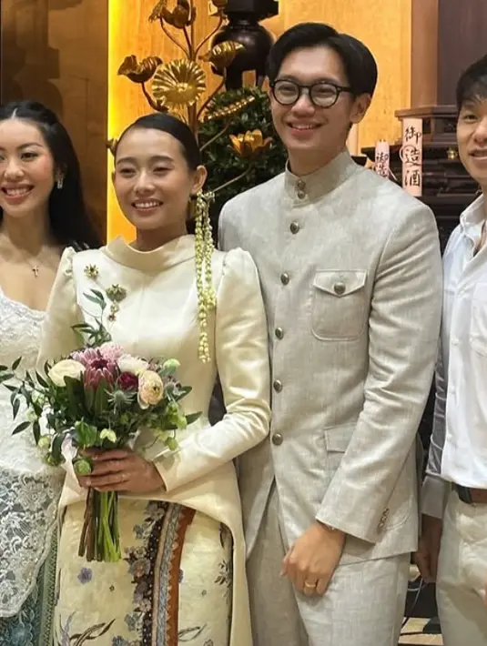 Pasangan suami istri baru ini tampil serasi dalam busana pengantin bernuansa klasik vintage yang effortless [@dhikahimawan]