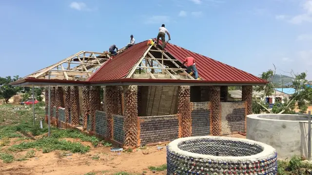 Rumah Dari Botol Plastik