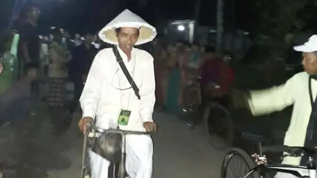 Dua pria yang hendak berangkat haji bersepeda ontel didoakan oleh keluarga dan tetangga. (Foto: Liputan6.com/Facebook/Muhamad Ridlo)