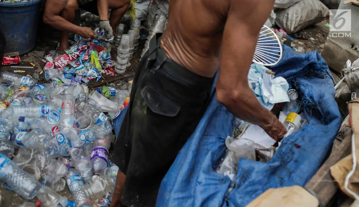 Warga memilah sampah plastik di permukiman liar di kawasan Bypass, Pramuka, Jakarta Timur, Rabu (21/2). Penertiban pemulung yang menduduki lokasi tersebut tak juga dilakukan. (Liputan6.com/Faizal Fanani)