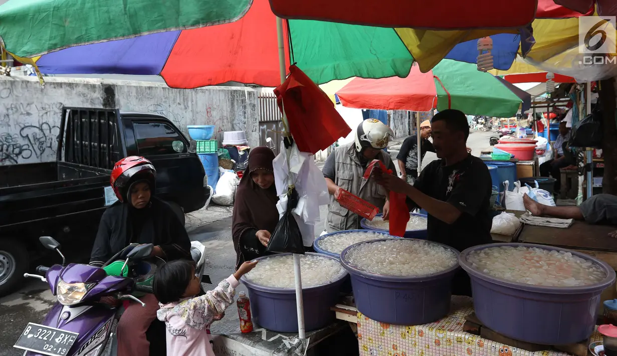 Pedagang kolang kaling tengah melayani pembeli di Tanah Abang, Jakarta, Kamis (24/5). Kolang kaling tersebut di jual per kilo seharga Rp 13 ribu dan menjadi buah khas saat Ramadan. (Liputan6.com/Angga Yuniar)