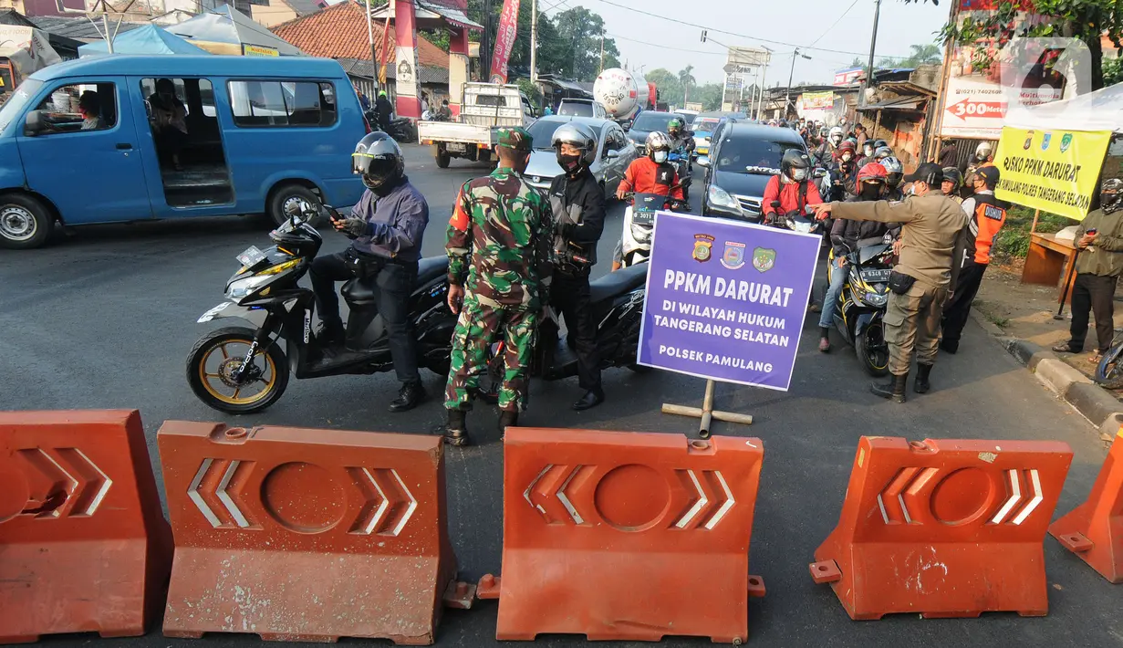 Petugas Gabungan memutar balik kendaraan menuju Jakarta di Pos PPKM Tangerang Selatan di Jalan RE.Martadinata, Tangerang Selatan, Banten, Senin (5/7/2021). Ribuan kendaraan bermotor diputar balik pada ruas jalan raya yang menghubungkan Parung Bogor-Lebak Bulus Jakarta. (merdeka.com/ Arie Basuki)