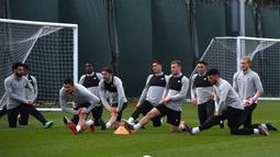 Pemain Liverpool melakukan pemanasan di Melwood Training Ground, Liverpool, (3/4/2018). Liverpool akan menjamu Manchester City pada leg pertama Liga Champions. (AFP/Paul Ellis)