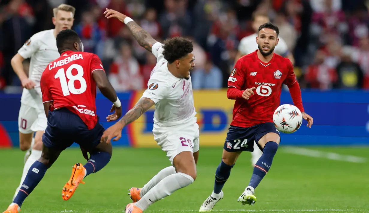 Pemain LOSC Lille, Calvin Verdonk (kanan) berusaha menjangkau bola dalam laga Liga Europa 2025/2026 melawan SK Brann di Stade Pierre-Mauroy in Villeneuve-d'Ascq, Prancis, Kamis (25/09/2025) waktu setempat. (AP Photo/Jean-Francois Badias)